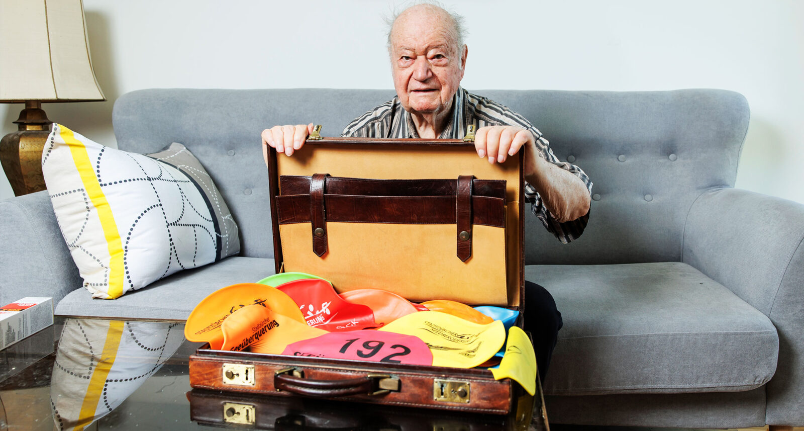 saw_blog_rene-vetter-03 Die bunte Badekappensammlung zeigt, wie oft René Vetter schon an der Zürcher Seeüberquerung teilgenommen hat.